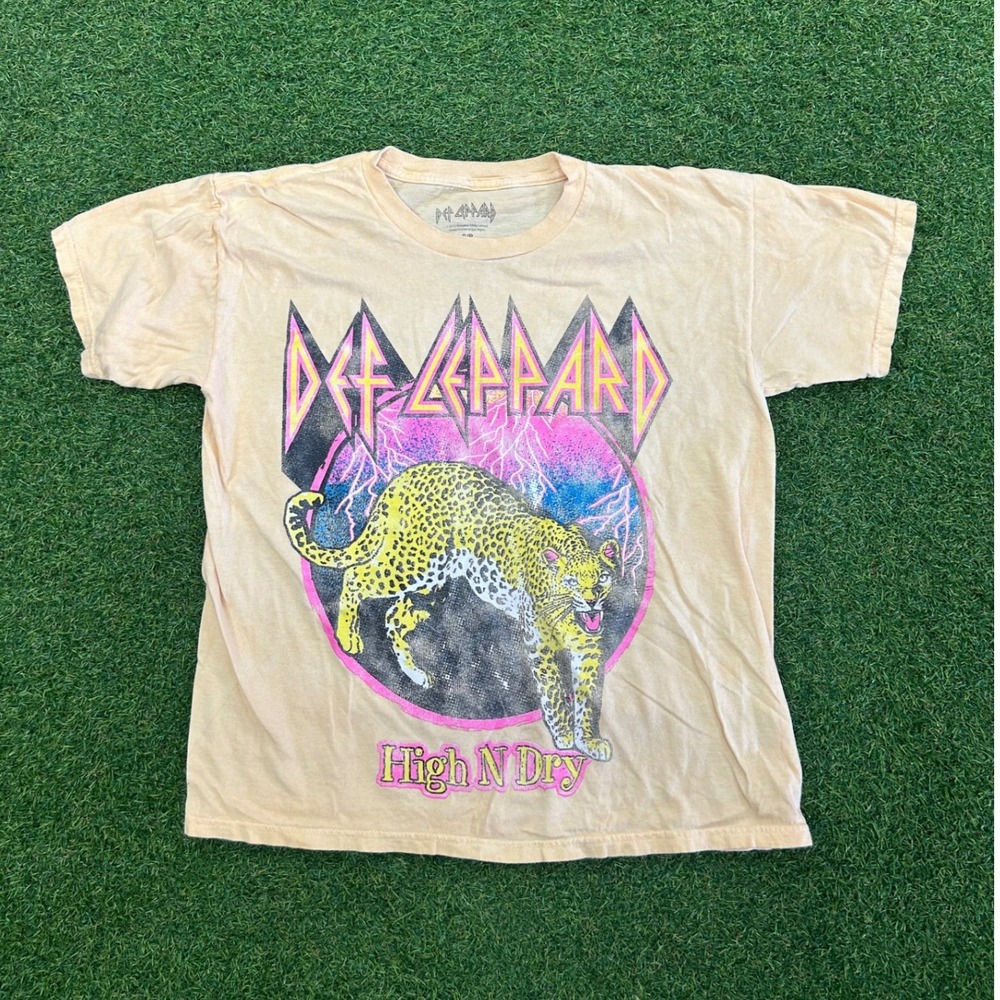 Def Leppard High N Dry Leopard Graphic T-Shirt Tan Small Rock Band Tee